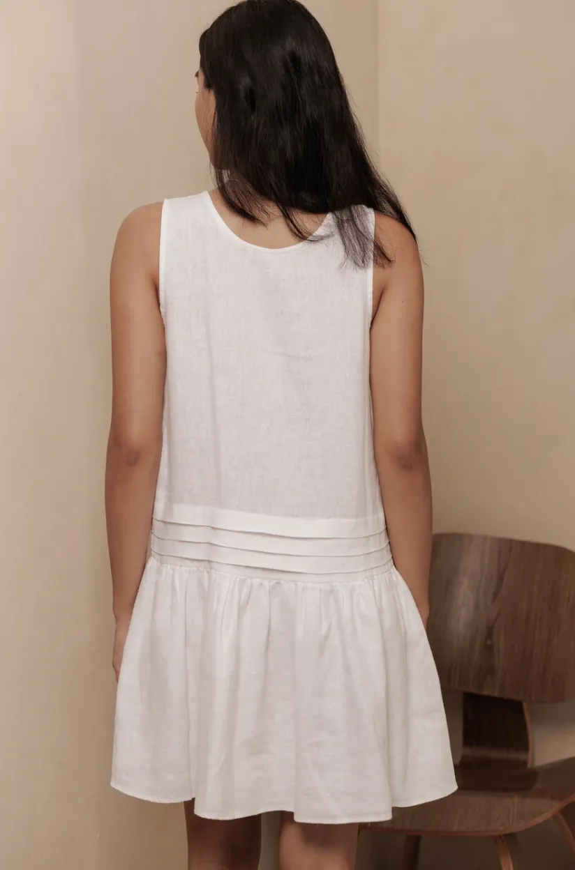 Classic Linen Sleeveless Pleated Dress in White