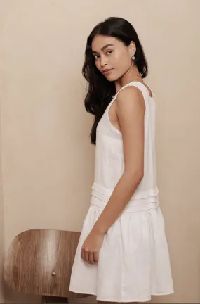 Classic Linen Sleeveless Pleated Dress in White