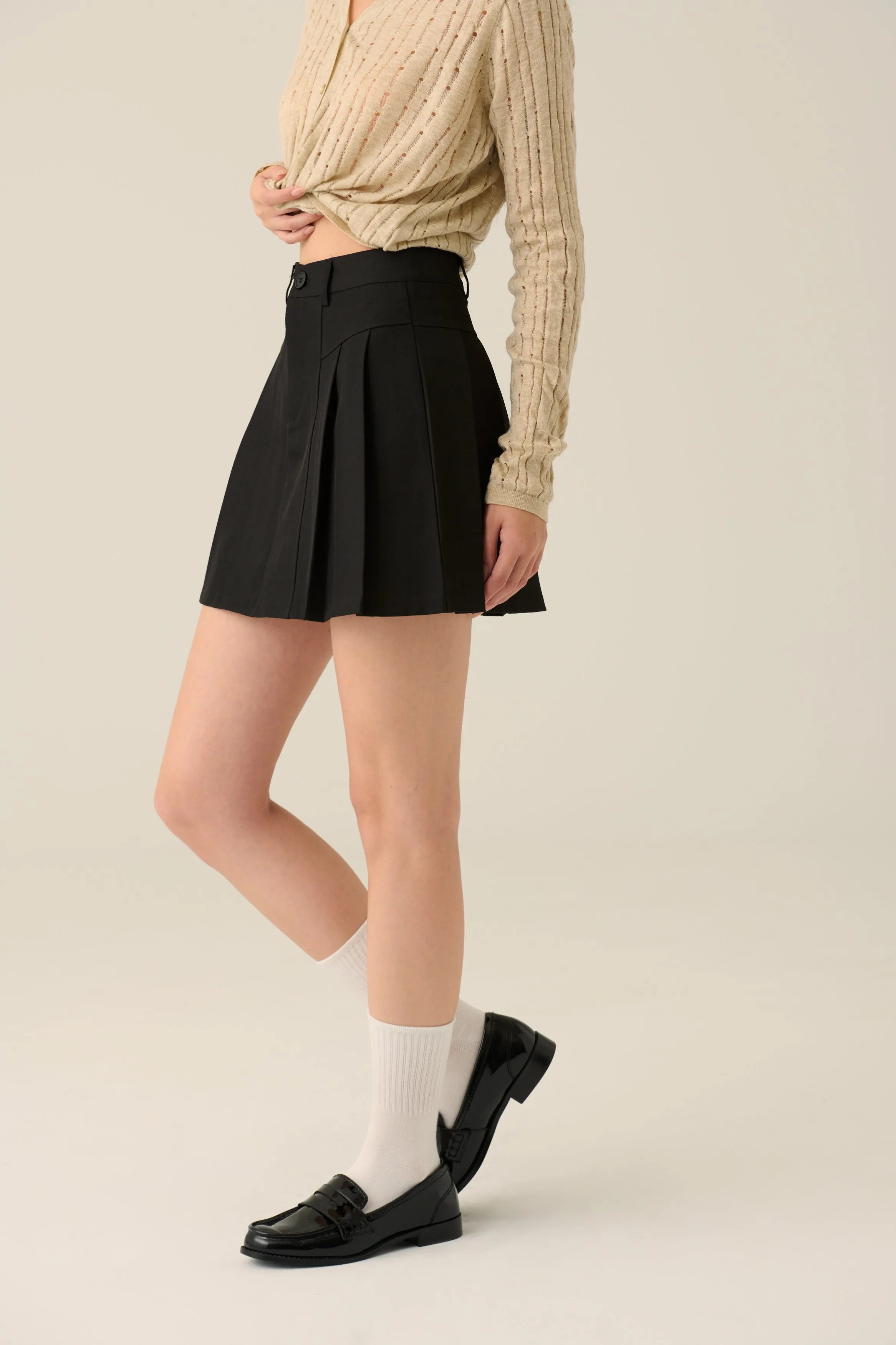 Girlie styel pleated skirt in black