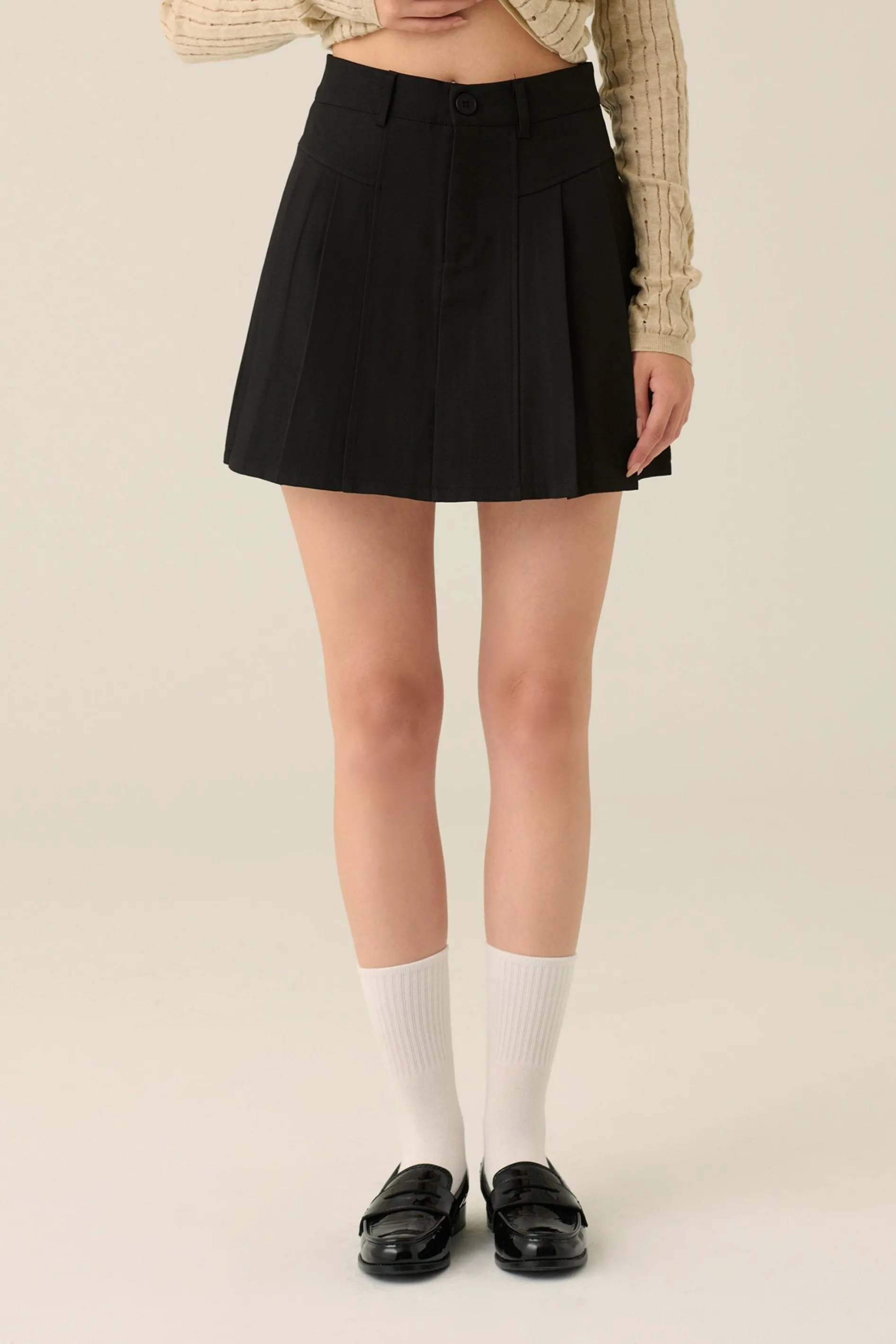 Girlie styel pleated skirt in black