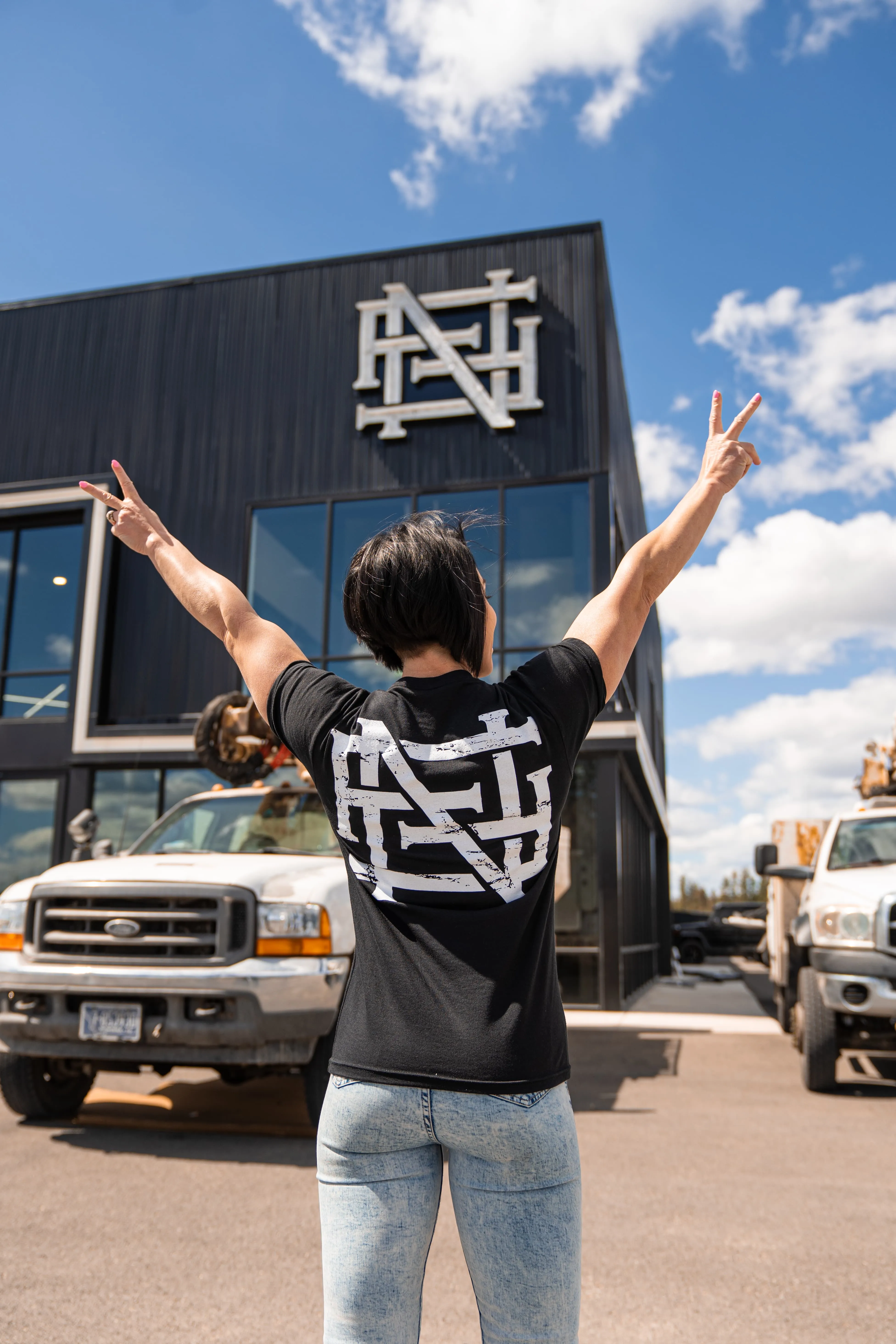 LIGHTNING ARCH TEE - BLACK