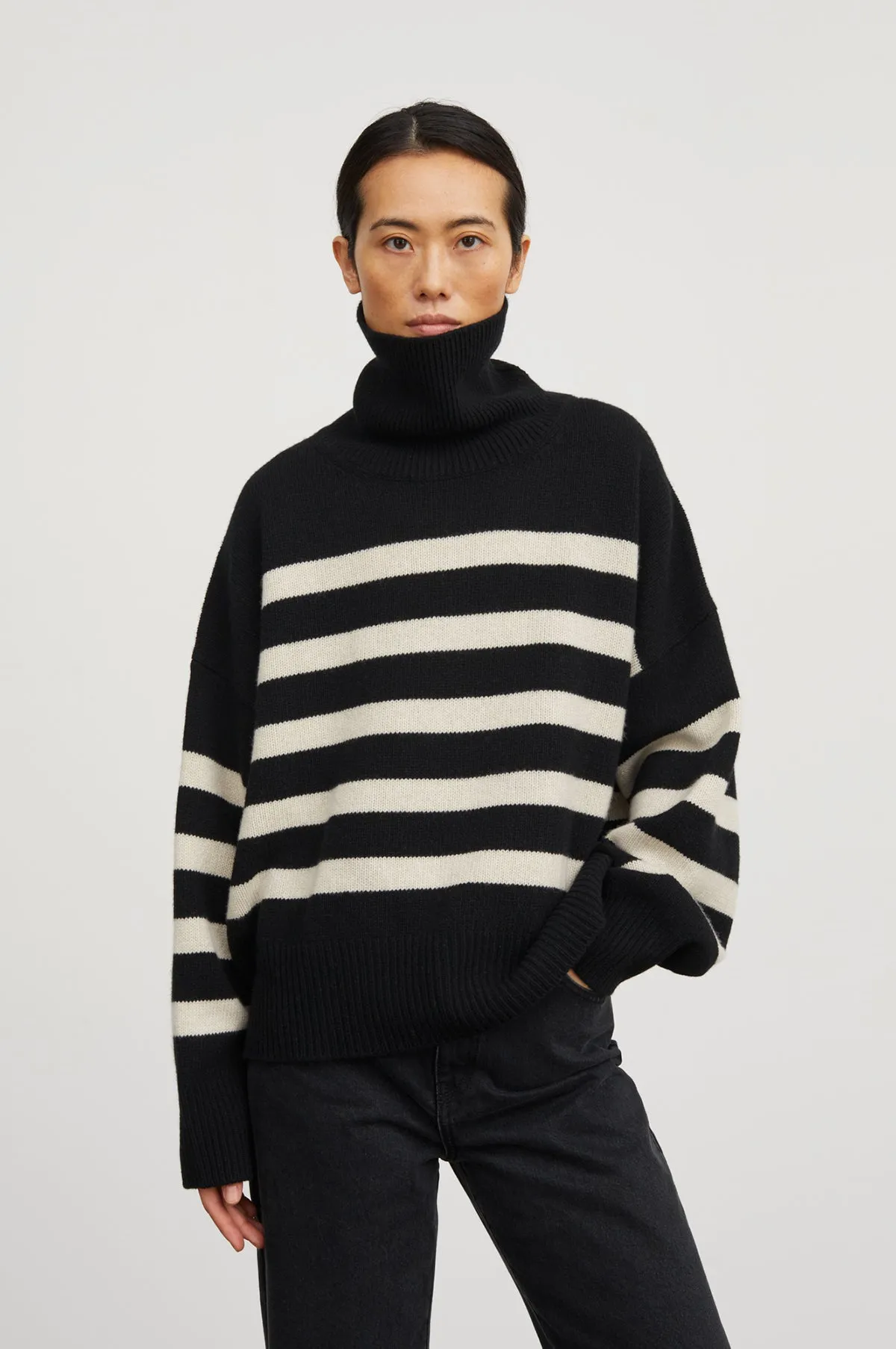 Silene T-Neck Black/Sand Stripe